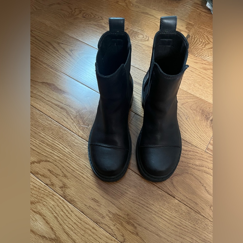 Sorel Joan Now Chelsea boot black womans size 6.5